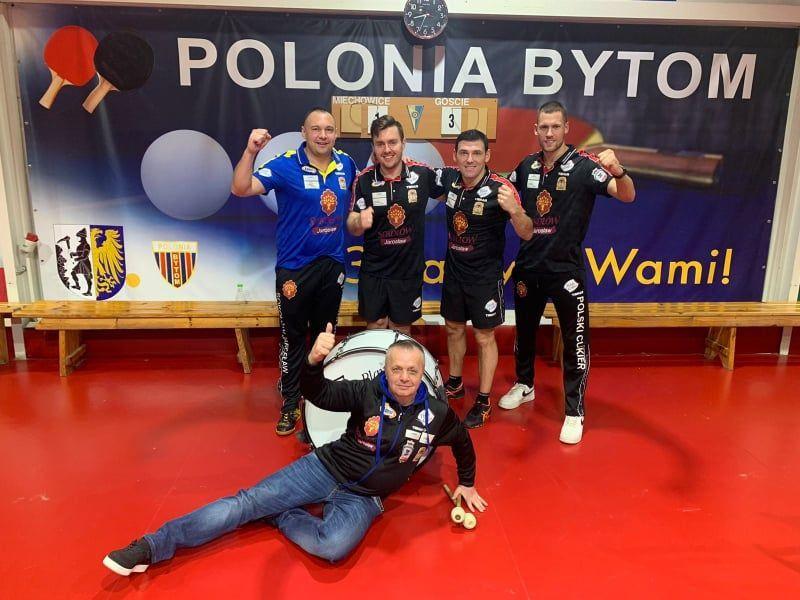 Jarosławska ekipa tuż po znakomitym występie w Bytomiu. Stoją od lewej: menadżer Kamil Dziukiewicz, Mateusz Czernik, Grigory Vlasov i Konstantinos Angelakis. Poniżej najwierniejszy kibic Sokołowa SA Marek Gudzelak.<br/>fot.ze zbiorów własnych