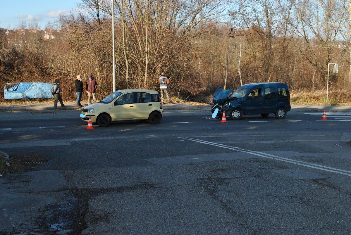 Niejsce zderzenia pojazdów na ul. Sanockiej w Przemyślu.<br/>fot.KMP Przemyśl
