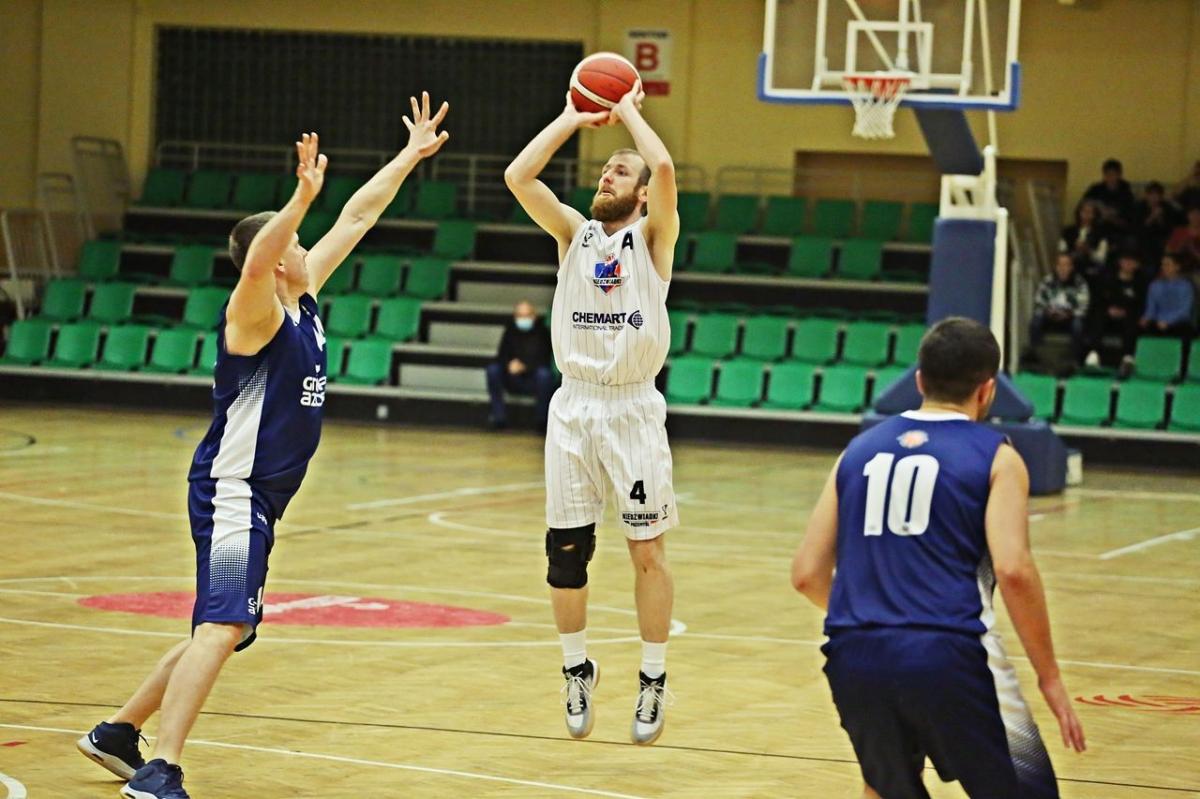 Michał Kindlik (rzuca) w końcówce popisał się akcją 3+1.<br/>fot.Kamil Krukiewicz