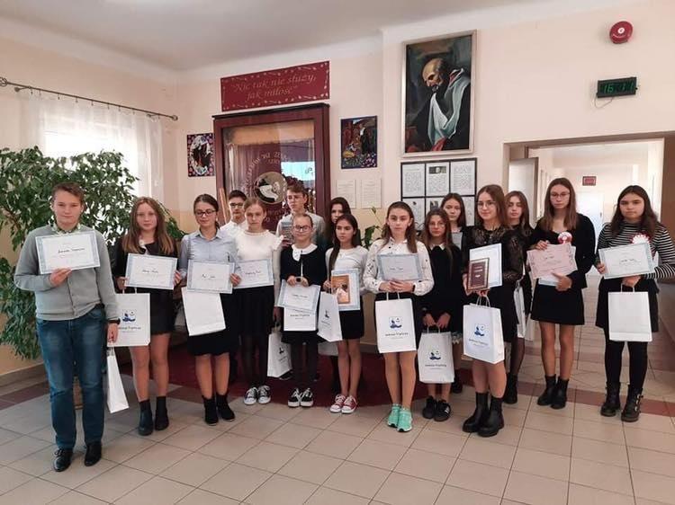 Uczniowie z terenu gminy Tryńcza stanęli w szranki o laur najlepszego recytatora poezji patriotycznej.<br/>fot.UG Tryńcza
