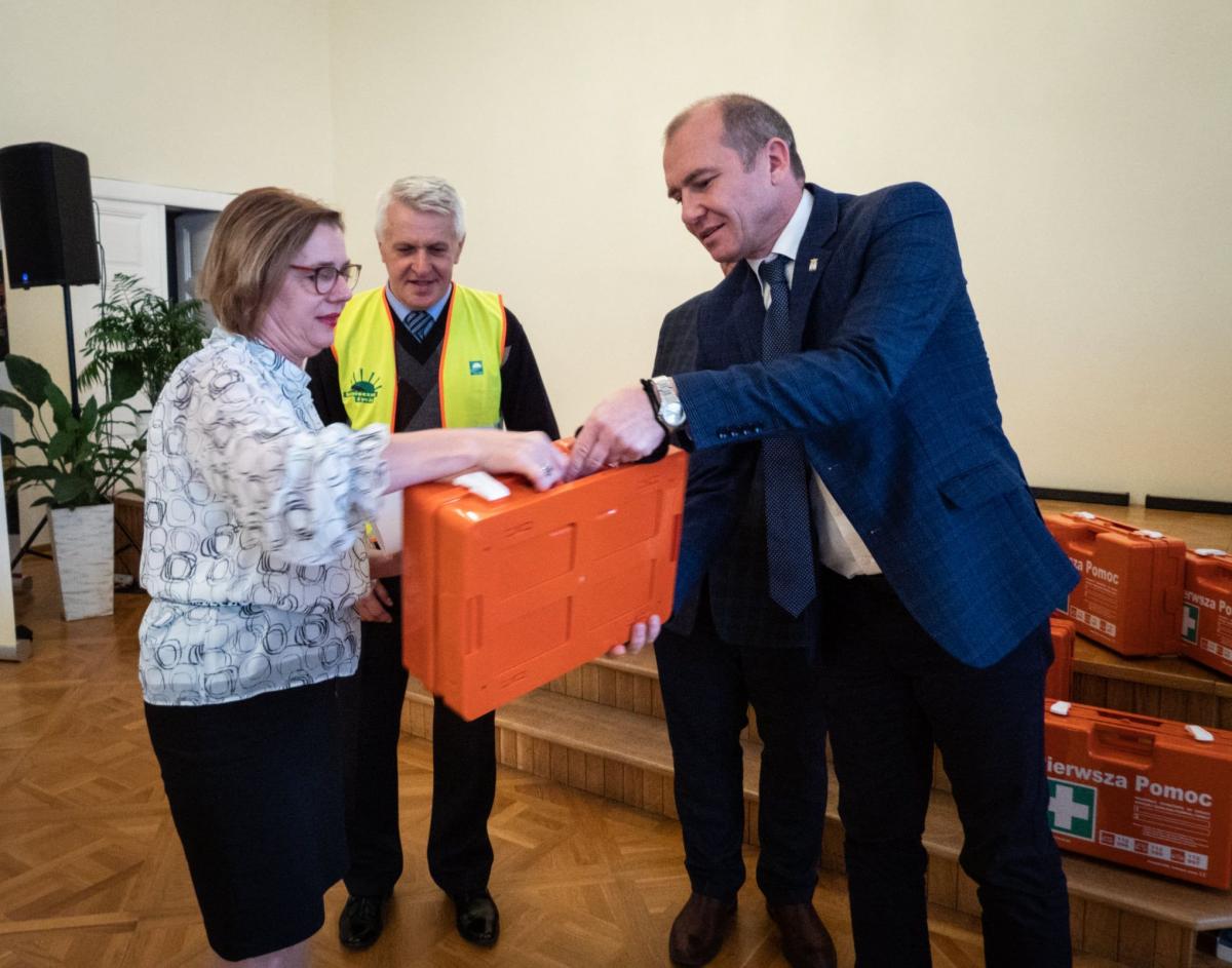 Sprzęt ratujący życie przekazał szkołom Józef Napora, prezes Stowarzyszenia Poszkodowanym w Wypadkach Komunikacyjnych „Bezpieczne Życie” oraz zastępca burmistrza Jarosławia Dariusz Tracz.<br/>fot.UM Jarosław