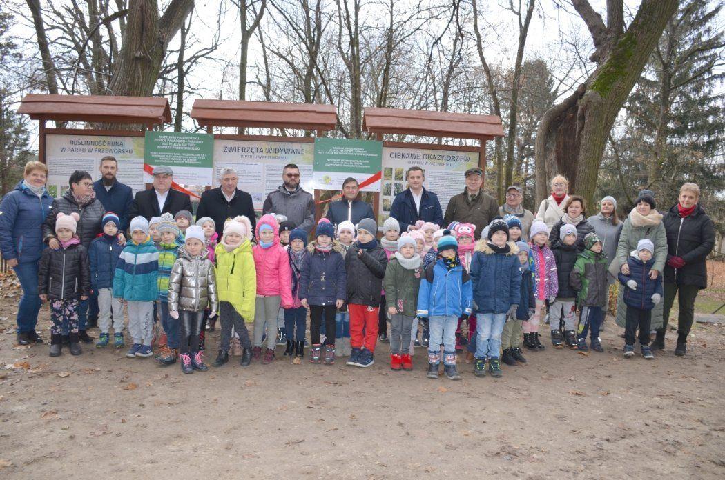 Ścieżka ma służyć celom edukacyjnym, więc udział najmłodszych uczniów na jej uroczystym otwarciu był rzeczą naturalną.<br/>fot.Starostwo Powiatowe Przeworsk