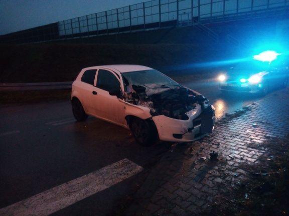 Fiat po zderzeniu z dostawczakiem<br/>fot.KPP Ropczyce
