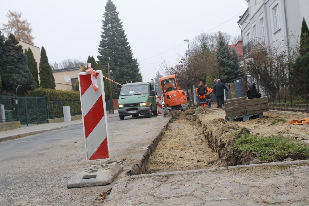 Blisko 2,5 mln zł to tegoroczne inwestycje drogowe samorządu powiatowego w mieście Jarosławiu. Te pieniądze przekładają się na 9 konkretnych remontów w różnych częściach miasta.  <br/>fot.Starostwo Powiatowe w Jarosławiu