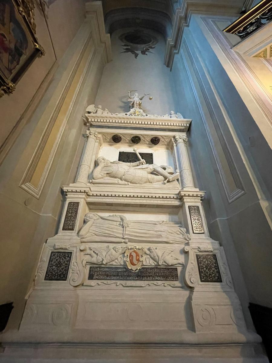 Kamienny nagrobek Fredrów (Jana i jego żony Anny ze Stadnickich), wykonany z wapienia i ciemnego alabastru, znajduje się na ścianie zachodniej, w południowej nawie świątyni.<br/>fot.PWUOZ Przemyśl
