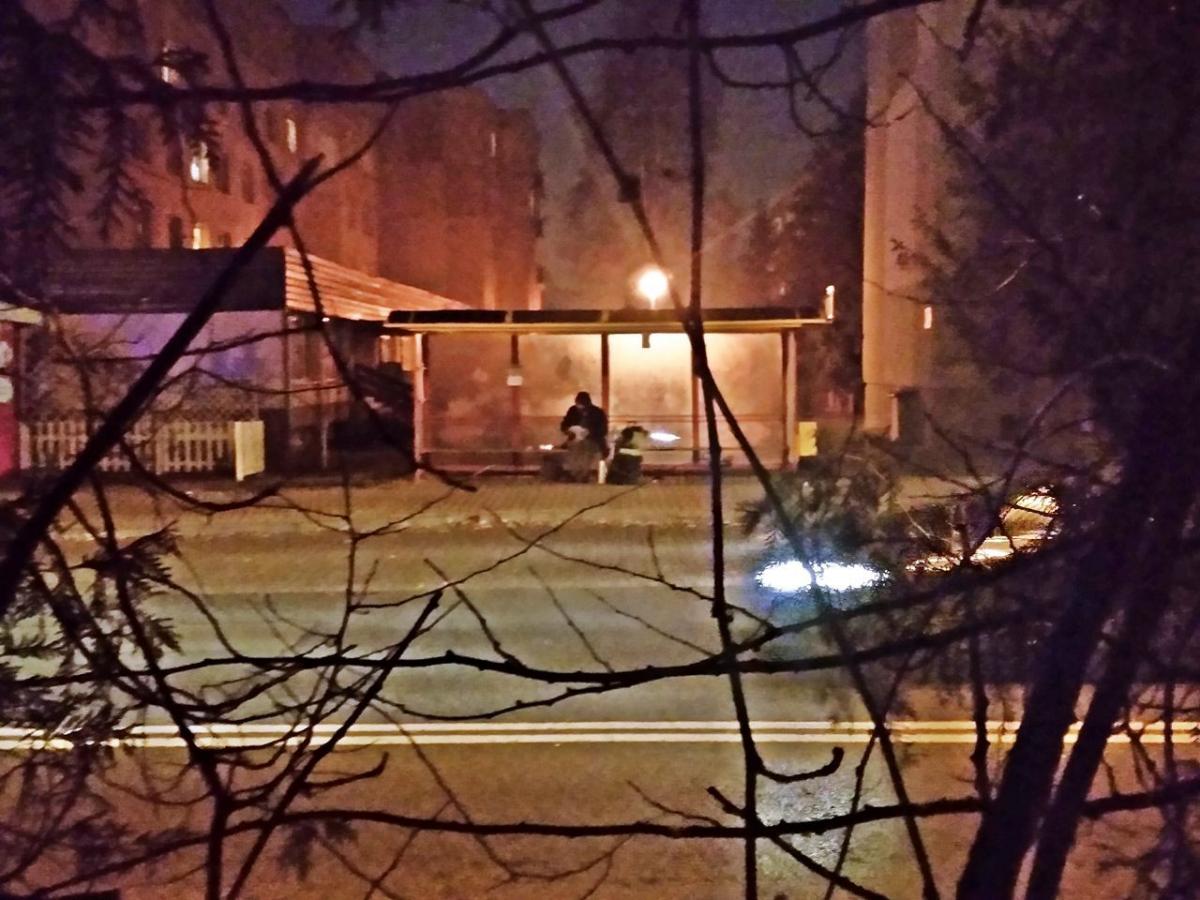 Nie trzeba było długo czekać, aby pana Krzysztofa (imię przypadkowe) spotkać na przystanku MZK przy ul. Borelowskiego, vis-à-vis SP 14. Nie chciał nawiązać rozmowy.  <br/>fot.Mariusz Godos