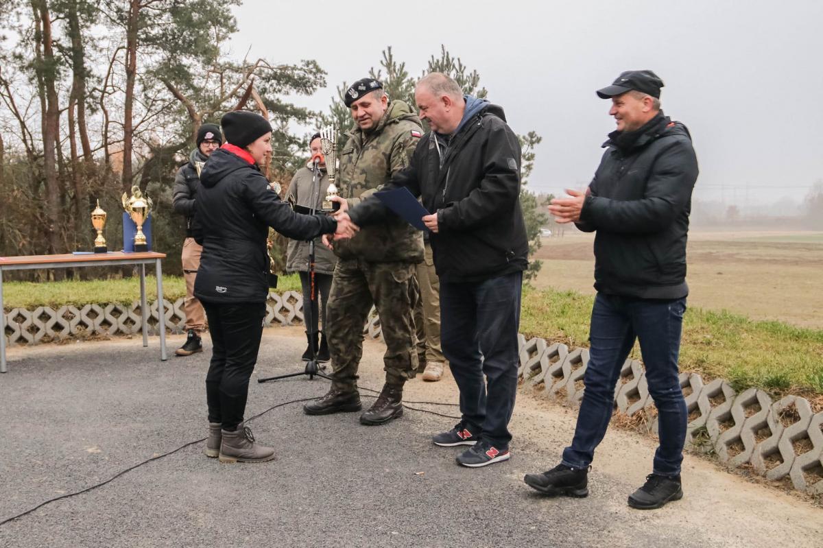 Pamiątkowe dyplomy i puchary wręczyli laureatom m.in.: wicemarszałek województwa Piotr Pilch, który patronował imprezie, dowódca 21 Brygady Strzelców Podhalańskich w Rzeszowie gen. Dariusz Lewandowski oraz gospodarz gminy Tryńcza Ryszard Jędruch.<br/>fot.UG Tryńcza