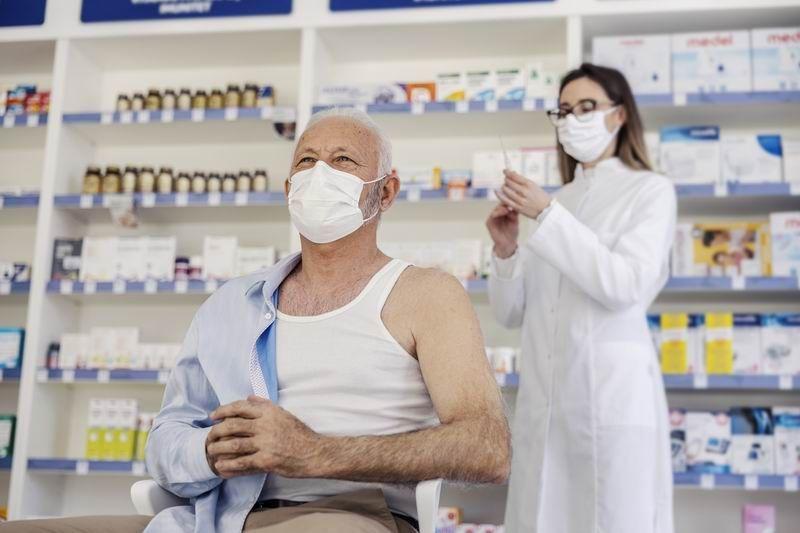 Szczepienie w aptece wykonuje przeszkolony farmaceuta. Pamiętajmy jednak, że w aptekach nie powinny być szczepione osoby, które wymagają kwalifikacji lekarskiej, a więc narażone na niepożądany odczyn poszczepienny.<br/>fot.ze zbiorów własnych