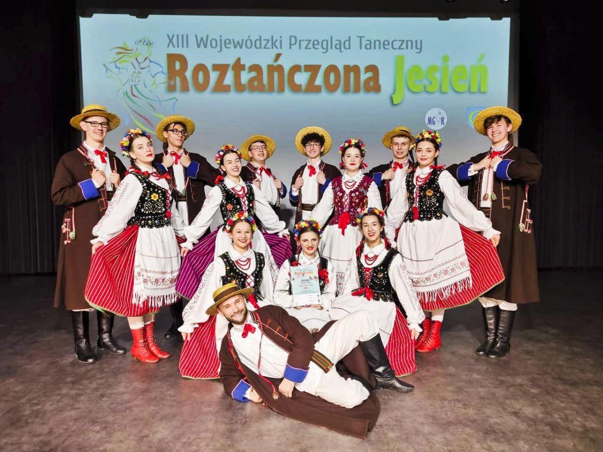 Lubaczowskie „Kresy” z XIII Wojewódzkiego Przeglądu Tanecznego „Roztańczona Jesień” wróciły z tarczą. Jurorów zachwyciły: unikatowa muzyka, stroje i zaprezentowane tańce lubaczowskie.


<br/>fot.UG Lubaczów