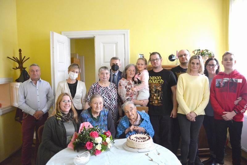 Pani Jadwiga Żdan 105. urodziny świętowała w towarzystwie najbliższych i gości z lubaczowskiego ratusza – burmistrza Krzysztofa Szpyta i kierownik Urzędu Stanu Cywilnego w Lubaczowie Anny Gorzelnik.


<br/>fot.UM Lubaczów