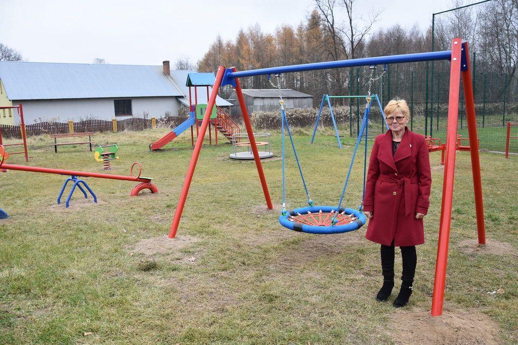 Sołtys Rudki Bogusława Czajkowska podkreśla, że najmłodsi chętnie korzystają z nowej inwestycji.<br/>fot.UMiG Sieniawa