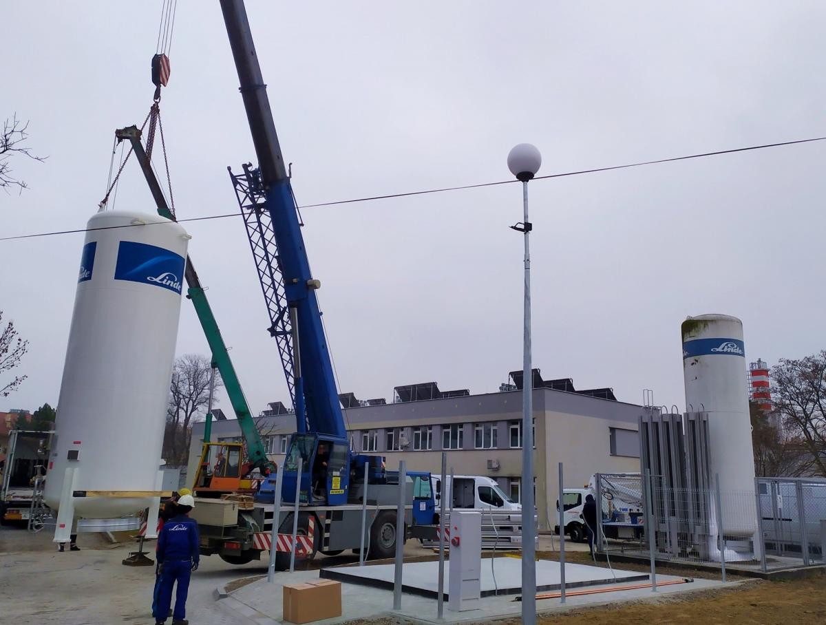 Nowy zbiornik na tlen pozwoli szpitalowi na przyjęcie większej liczby pacjentów z COVID- 19.<br/>fot.COM Jarosław 
