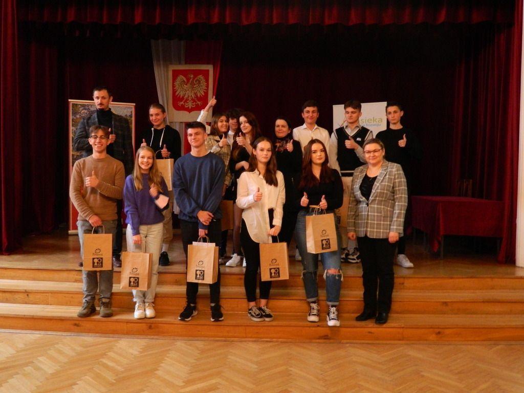 Laureaci przemyskiego konkursu z wiedzy prawnej.<br/>fot.Pasieka Fundacja Rozwoju i Wsparcia