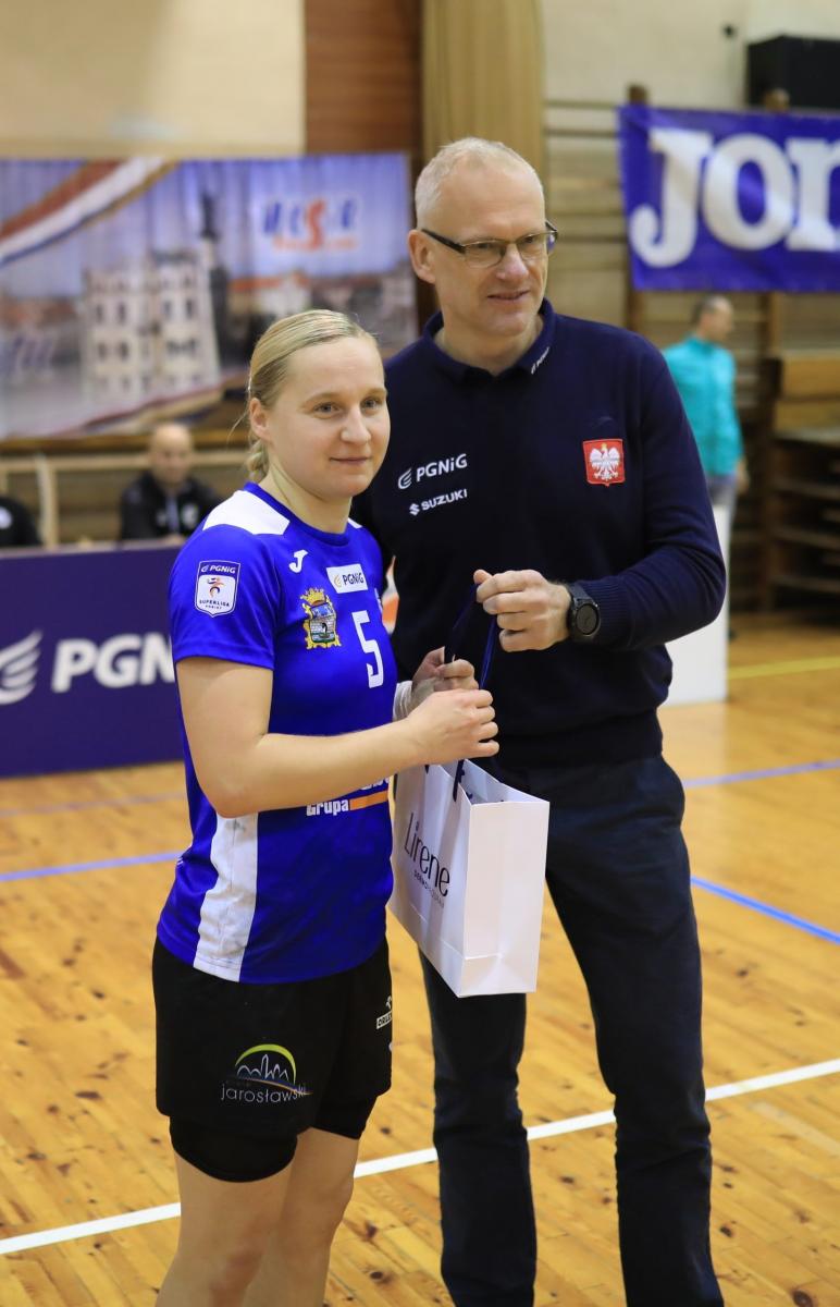Joanna Gadzina wybrana została najwartościowszą zawodniczką spotkania. Nagrodę wręczył jej trener reprezentacji Polski Arne Senstad.<br/>fot.Patryk Górecki/PGNiG Superliga Piłki Ręcznej Kobiet
