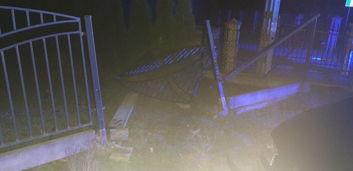 Zniszczone ogrodzenie posesji w Górkach.<br/>fot.KPP Brzozów