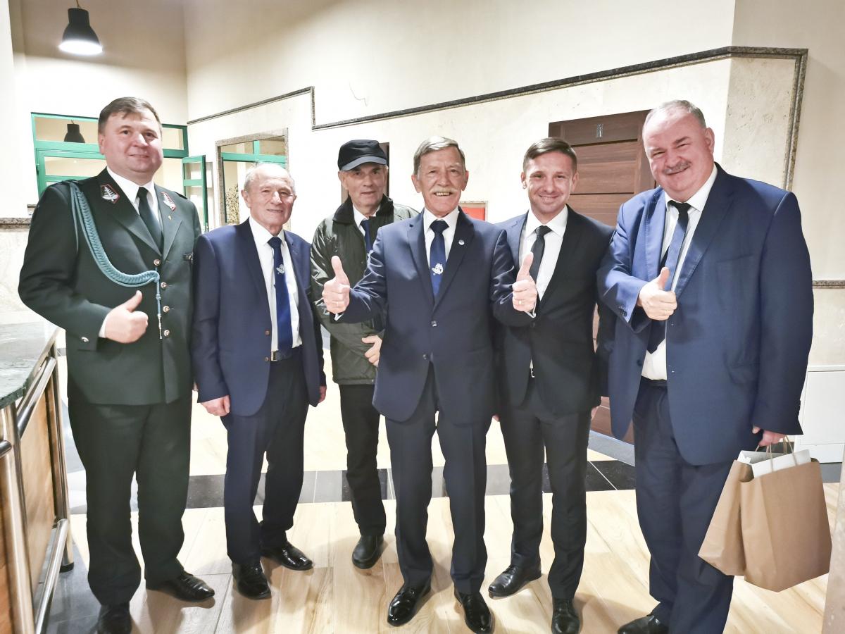 Jubileusz był okazją do wielu wędkarskich wspomnień i okolicznościowych zdjęć. Od lewej: Łowczy Okręgowy PZŁ w Przemyślu Tomasz Makarowski, Prezes ZO PZW w Przemyślu Jan Bieniasz, przewodniczący Okręgowej Komisji Rewizyjnej Ludwik Pioruń, prezes Zarządu Głównego PZW w Warszawie Teodor Rudnik, dyrekt