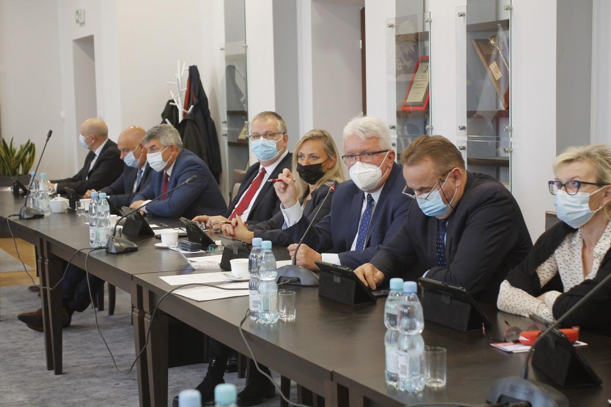 Spór o szczepionki w jarosławskiej radzie powiatu nie wygasa.<br/>fot.Starostwo Powiatowe w Jarosławiu
