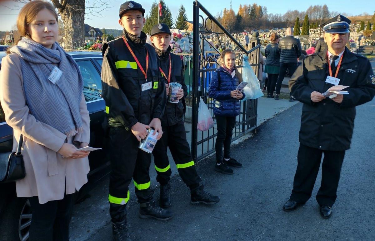 W tegoroczną kwestę zaangażowali się członkowie społeczności Szkoły Podstawowej im. mjr. Henryka Dobrzańskiego „Hubala”, pracownicy Urzędu Gminy w Birczy i Gminnego Ośrodka Kultury Sportu i Turystyki oraz harcerze i strażacy z tutejszej OSP. fot.GOKSiT Bircza