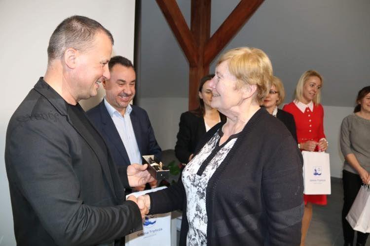 Tegoroczne gminne dyktando pokazało, że zasady poprawnej polszczyzny to domena pań. <br/>fot.UG Tryńcza