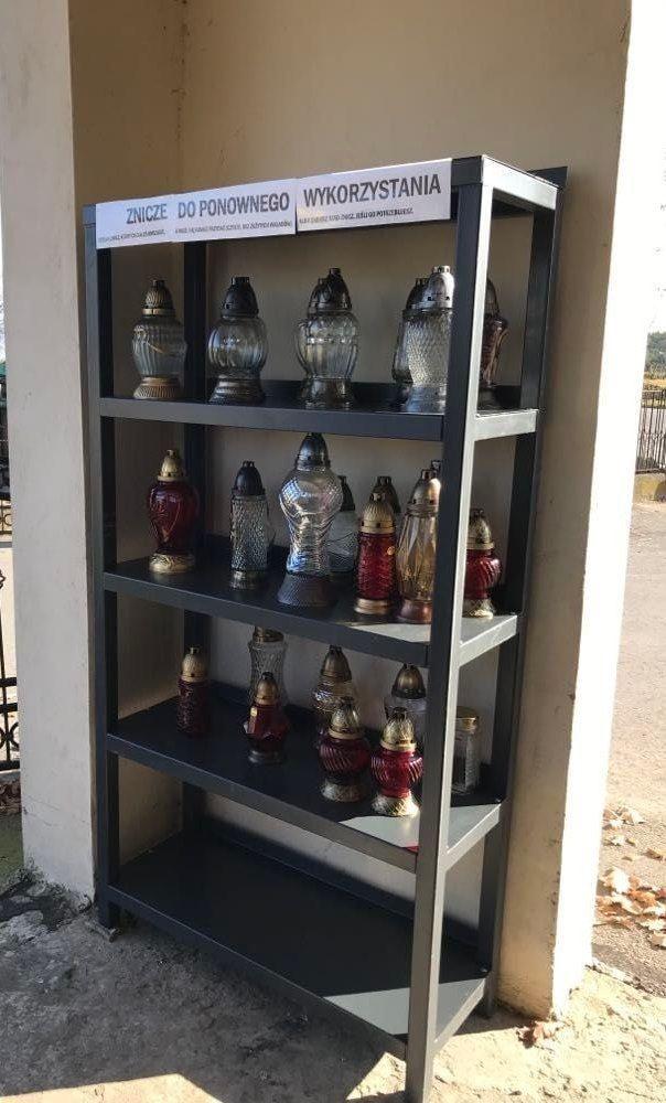 Regały na używane znicze stanęły na cmentarzach parafialnych w Gniewczynie Łańcuckiej, Gorzycach, Tryńczy i Jagielle. 

<br/>fot.UG Tryńcza