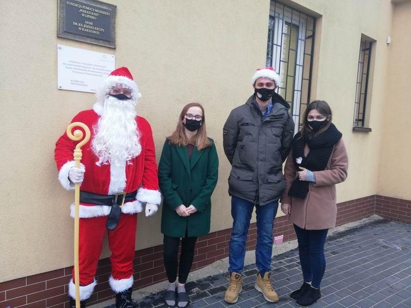 Ubiegłoroczna edycja akcji zakończyła się sukcesem. Mikołaj dwoił się i troił, by dotrzeć do wszystkich placówek, które znalazły się na trasie charytatywnej eskapady.


<br/>fot.materiały organizatora