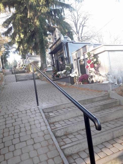 7 nowych barierek zamontowanych przy cmentarnych schodach po prawej stronie od wejścia zlokalizowanego przy ul. Przemysława to udogodnienie, na które czekali przemyscy seniorzy.   <br/>fot.Urszula Gielo