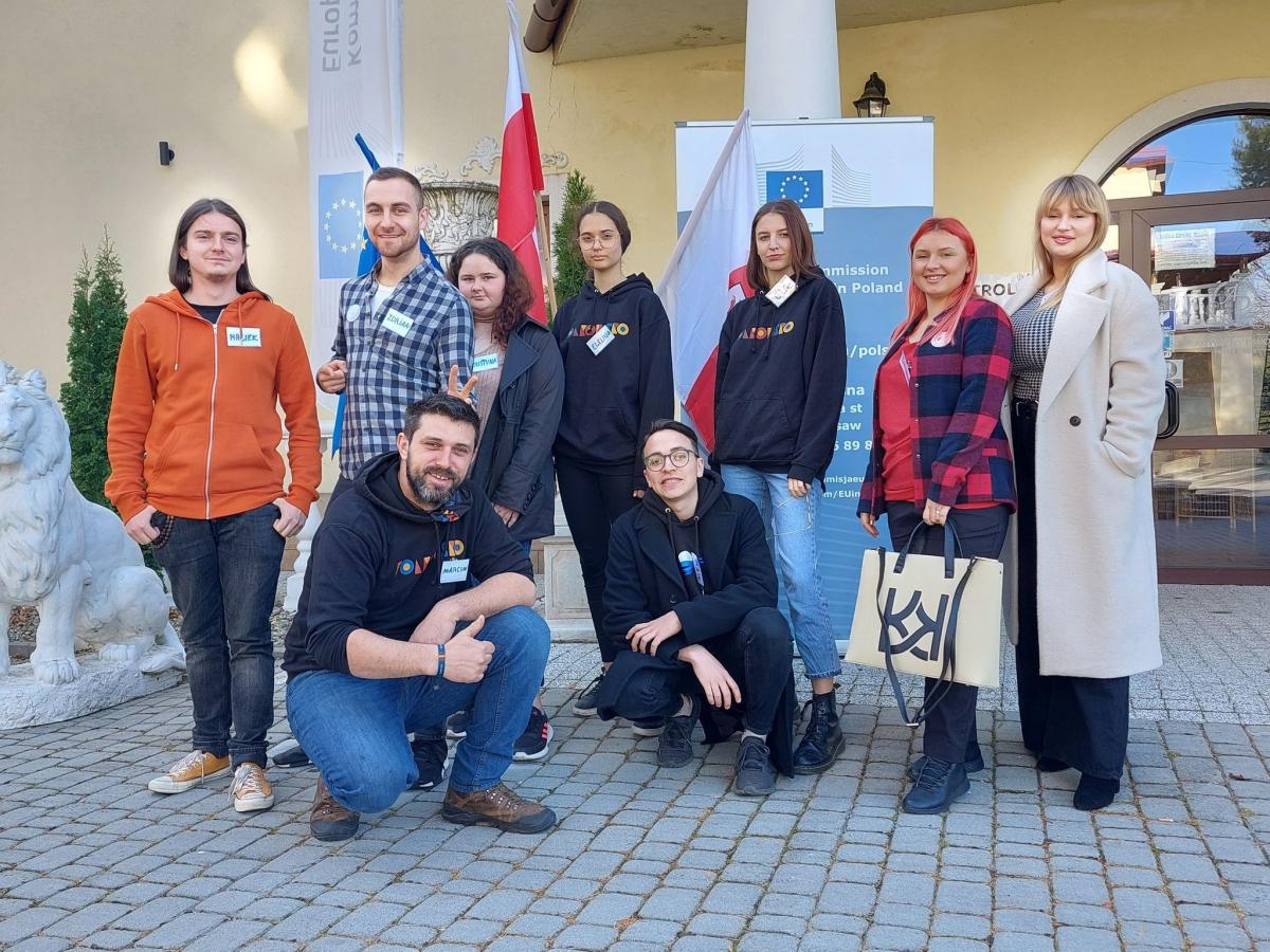 Młodzieżowe Kluby Europejskie gminy Cieszanów i powiatu lubaczowskiego z koordynatorem akcji, radnym powiatowym Marcinem Piotrowskim (klęczy, pierwszy z lewej).<br/>fot.ze zbiorów własnych