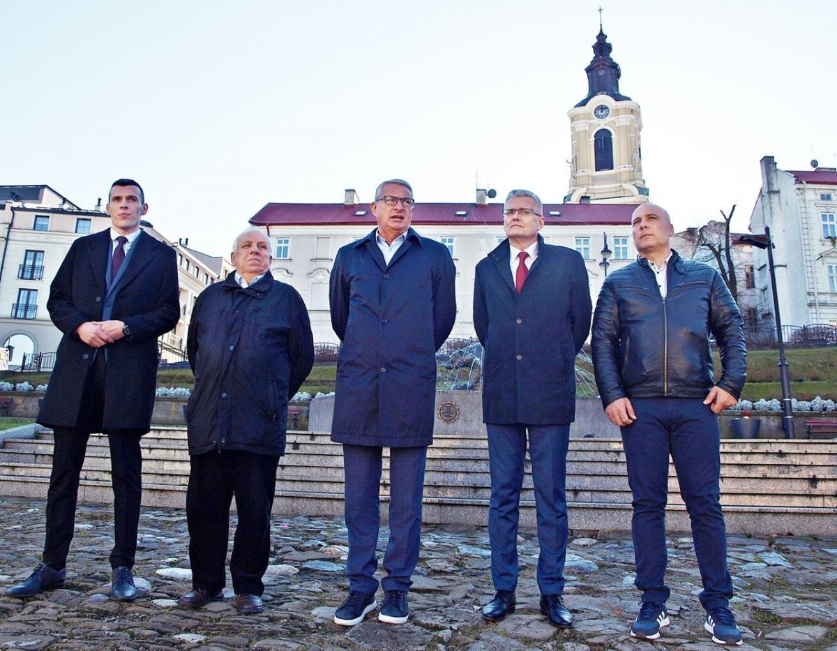 Nowe władze powiatowe PO. Od lewej: Marek Chludziński, Józef Leja, Marek Rząsa, Artur Pich oraz Tomasz Hawryś.<br/>fot.Mariusz Godos