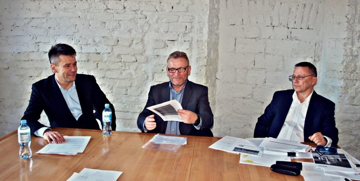 Organizatorzy konferencji prasowej. Od lewej: Błażej Wilk, przewodniczący Zarządu Osiedla nr 13 „Przemysława” Henryk Hawryś oraz Tomasz Hano.<br/>fot.Mariusz Godos