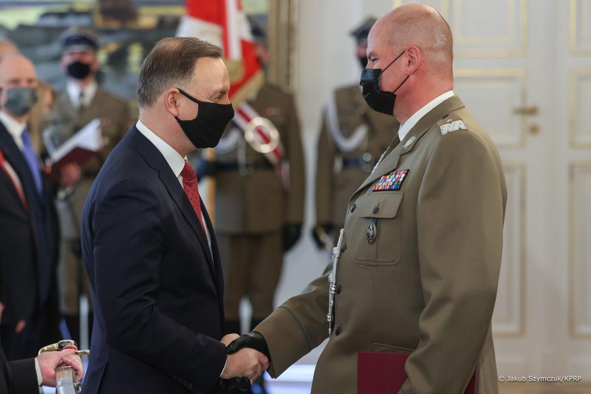 Prezydent RP Andrzej Duda – na wniosek ministra spraw wewnętrznych i administracji – wręczył nominację generalską komendantowi Bieszczadzkiego Oddziału Straży Granicznej w Przemyślu płk. Andrzejowi Popce.<br/>fot.serwis BiOSG