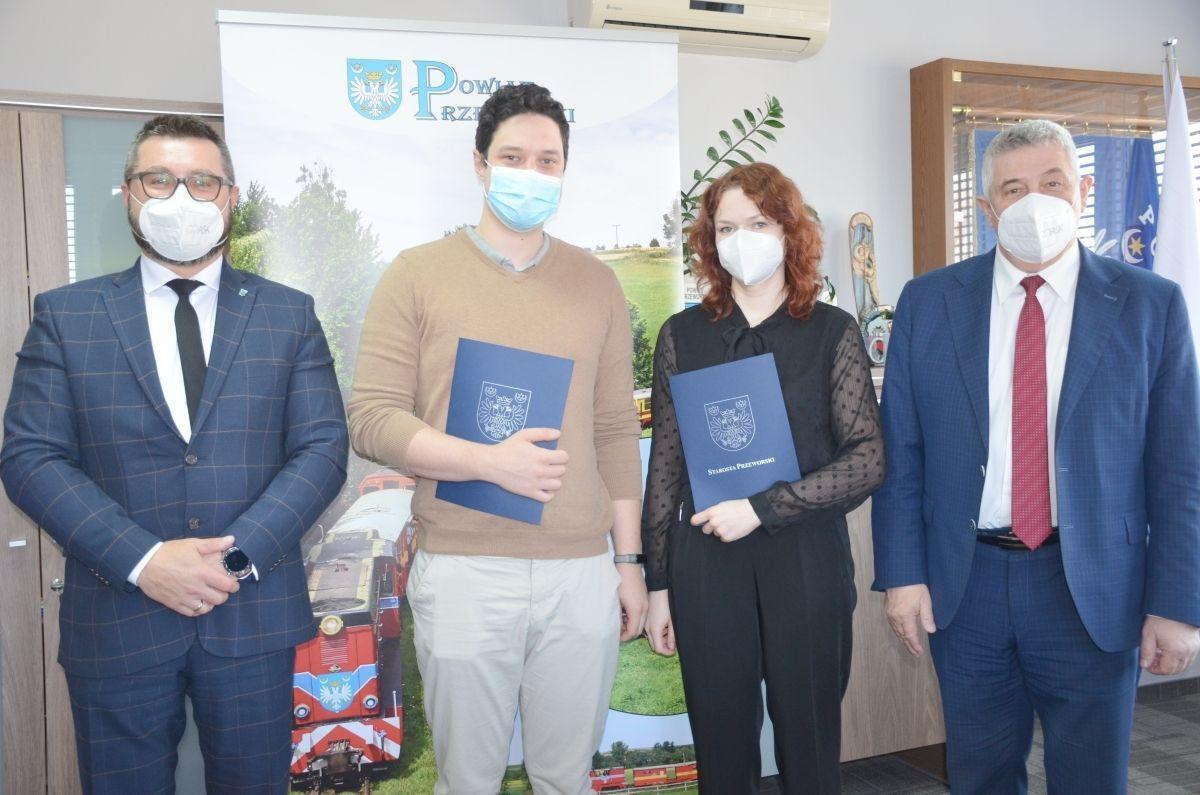 Pierwsze umowy ze studentami kierunków lekarskich podpisali starosta Bogusław Urban i jego zastępca Jacek Kierepka.<br/>fot.Starostwo Powiatowe Przeworsk