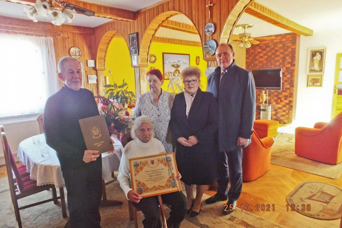 Pani Nadzieja Jakubiuk z Orłów z okazji 100. urodzin gościła delegację z urzędu gminy. Z życzeniami i upominkiem przyszli do niej wójt gminy Orły Bogusław Słabicki oraz przewodnicząca rady gminy Małgorzata Hawro.<br/>fot.UG Orły