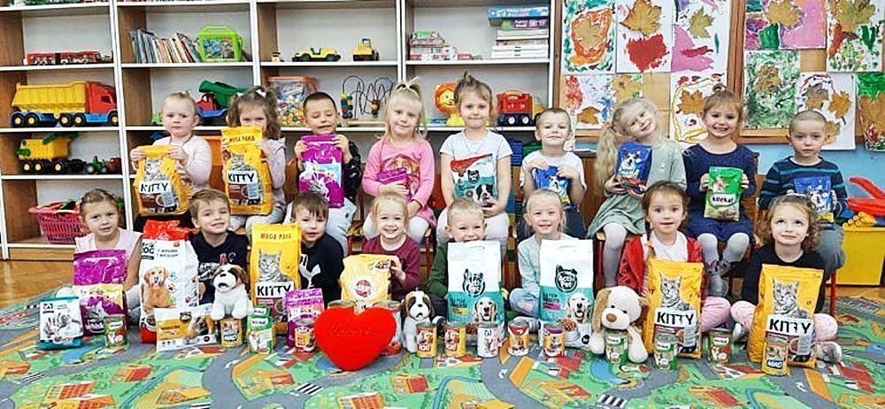 Grupa II 4-latków z Przedszkola Miejskiego nr 9 im. Czytelników Życia Podkarpackiego zbierała karmę dla bezdomnych zwierząt. W zamian za przyniesioną żywność dzieci otrzymały medale „Przyjaciele zwierząt”.<br/>fot.ze zbiorów własnych