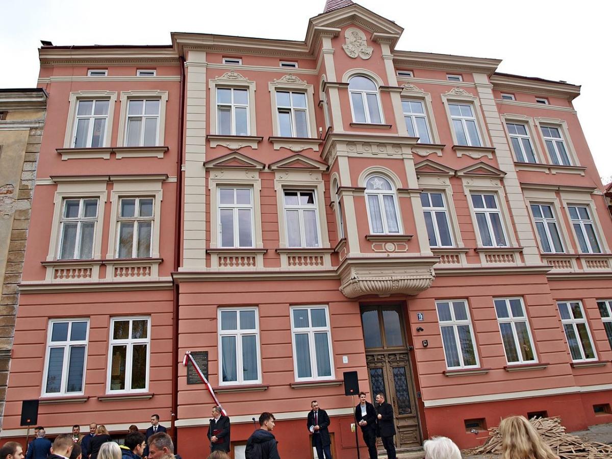 Na froncie kamienicy przy ul. Grodzkiej 19 (zwanej „Ambasadą Polską”, należącej do Tarnawskich do czasów stalinizmu) dokonano odsłonięcia tablicy poświęconej tej zasłużonej dla Przemyśla, Galicji i Polski rodzinie.