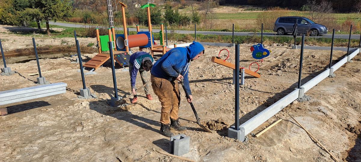 Pozyskane dofinansowanie przełożyło się na konkretne rezultaty. Sołectwo Rudawka zyskało atrakcyjny plac zabaw. Na zdjęciu ekipa w trakcie montażu urządzeń.<br/>fot.GOKSiT Bircza