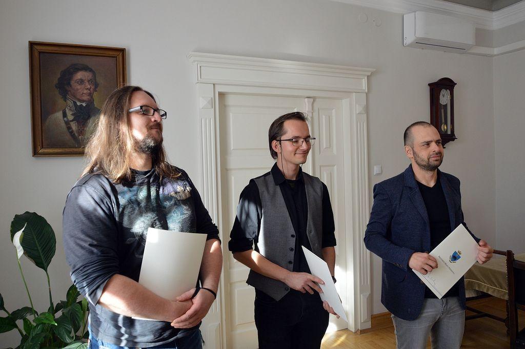 Tegoroczni laureaci Stypendium Twórczego Miasta Przemyśla w komplecie. Od lewej Szczepan Marciniec, Dawid Czubak i Robert Młynarski.<br/>fot.UM Przemyśl  
