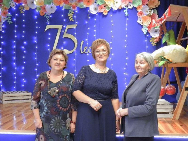 Byłe dyrektorki Przedszkola Miejskiego nr 2 Janina Borocka (z prawej, placówką kierowała przez 30 lat) i Halina Zbroszczyk (stała za jego sterami przez 8 lat). W środku obecna szefowa placówki Anna Król.<br/>fot.Urszula Gielo