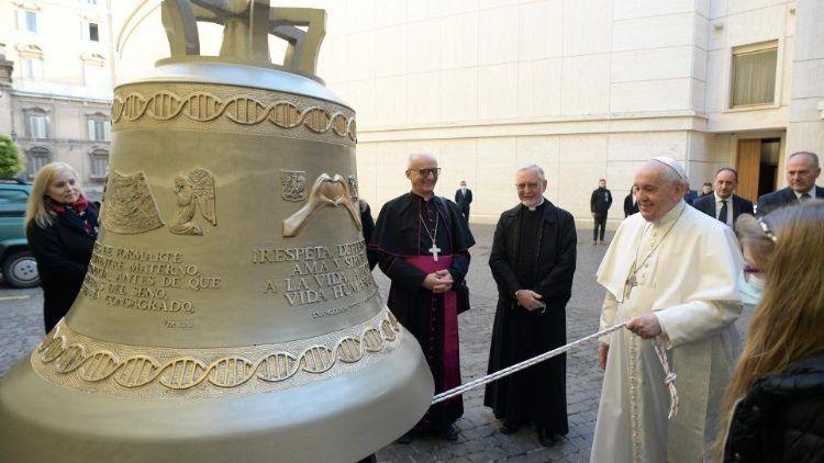 Papież Franciszek był pierwszą osobą, która symbolicznie uderzyła w dzwony „Głos Nienarodzonych”, odlane w pracowni ludwisarskiej Jana Felczyńskiego w Przemyślu.<br/>fot.www.vaticanmedia.com
