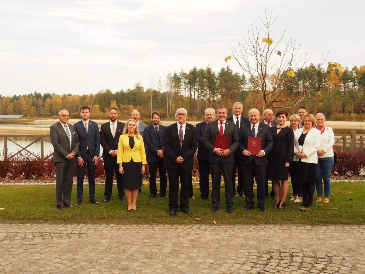 Pamiątkowe zdjęcie z oficjalnego spotkania z niemieckim partnerem, inaugurującego wzajemną współpracę.    <br/>fot.Starostwo Powiatowe w Lubaczowie