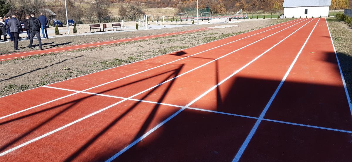Na kompleks sportowo-rekreacyjno-wypoczynkowy w Huwnikach składa się m.in.: boisko do piłki nożnej z nawierzchnią z trawy sztucznej wraz z piłkochwytami, boisko o nawierzchni poliuretanowej do siatkówki wraz z piłkochwytami czy lekkoatletyczna bieżnia.<br/>fot.ze zbiorów własnych