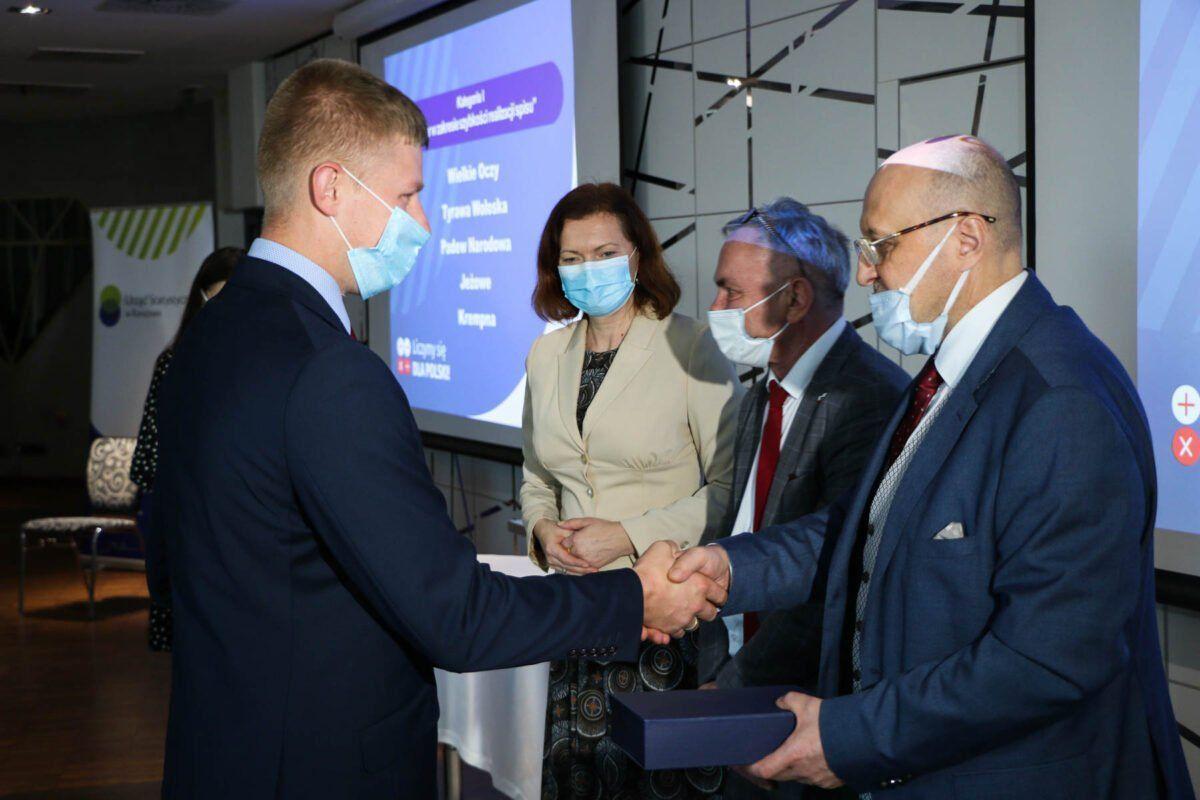 Wójt gminy Wielkie Oczy Albert Hawrylak odbiera wyróżnienie za najszybciej zakończoną operację spisową. W tej kategorii oprócz Wielkich Oczu wyróżnione zostały też podkarpackie gminy: Tyrawa Wołoska, Padew Narodowa, Jeżowe i Krempna.<br/>fot.PUW Rzeszów
