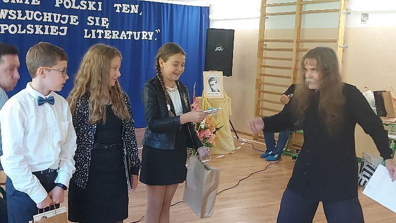 Społeczność szkolna wraz z zaproszonymi gośćmi.