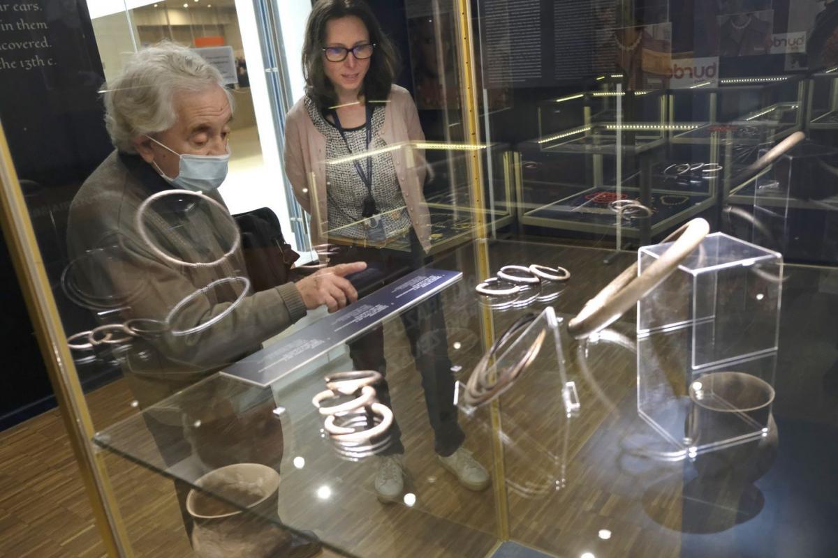 Współautorka wystawy Magdalena Krzemińska (z prawej) prezentuje ekspozycję archeologowi Andrzejowi Koperskiemu, byłemu, długoletniemu pracownikowi przemyskiego muzeum.
<br/>fot.Jacek Szwic