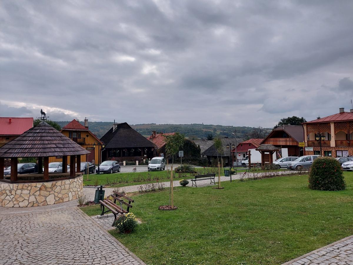 Pruchnicki Rynek pełen drewnianych domków z podcieniami o wysokich, stromych dachach krytych gontem zyskał nową atrakcję – wilczą studnię.<br/>fot.Aleksandra Nowotyńska