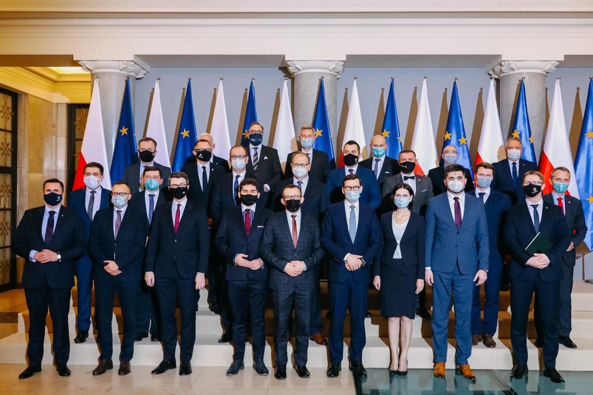 26 października br. członkowie stowarzyszenia spotkali się w Kancelarii Prezesa Rady Ministrów z premierem Mateuszem Morawieckim. Trzeci z lewej w środkowym rzędzie prezydent Przemyśla Wojciech Bakun.<br/>fot.Kancelaria Premiera RP