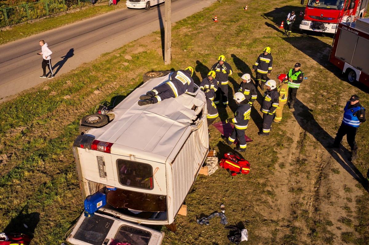 Efektowne z zdjęcia z góry to nie jedyna funkcja dronów, jakie mieli do dyspozycji strażacy z Przeworska. Urządzenia te miały duży udział w scenariuszu manewrów.<br/>fot.asp. szt. Tomasz Flak, KP PSP Przeworsk