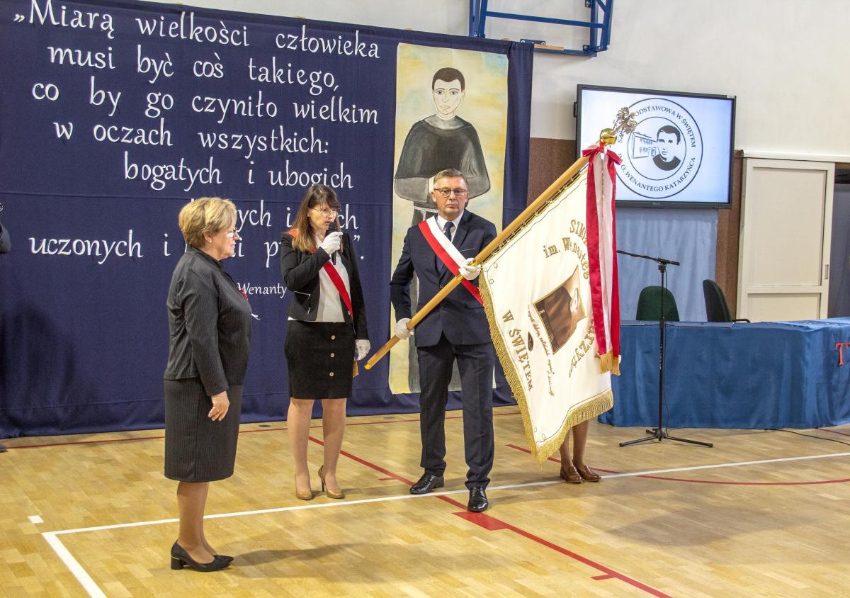 Ważnym punktem uroczystości było przekazanie szkole sztandaru.<br/>fot.Bartłomiej Pacek