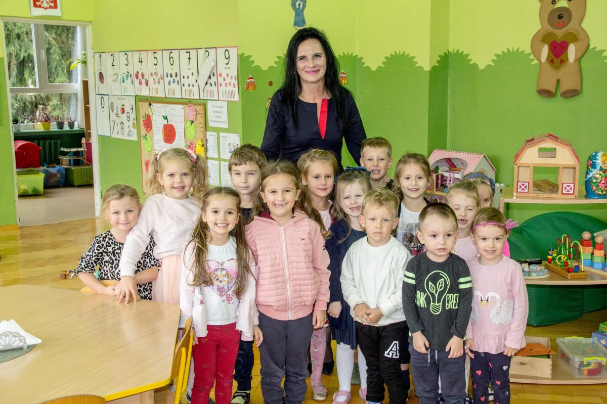 Czy może być lepsza wizytówka pracy nauczycielki przedszkola niż wianuszek garnących się do niej dzieci?<br/>fot.Bartłomiej Pacek