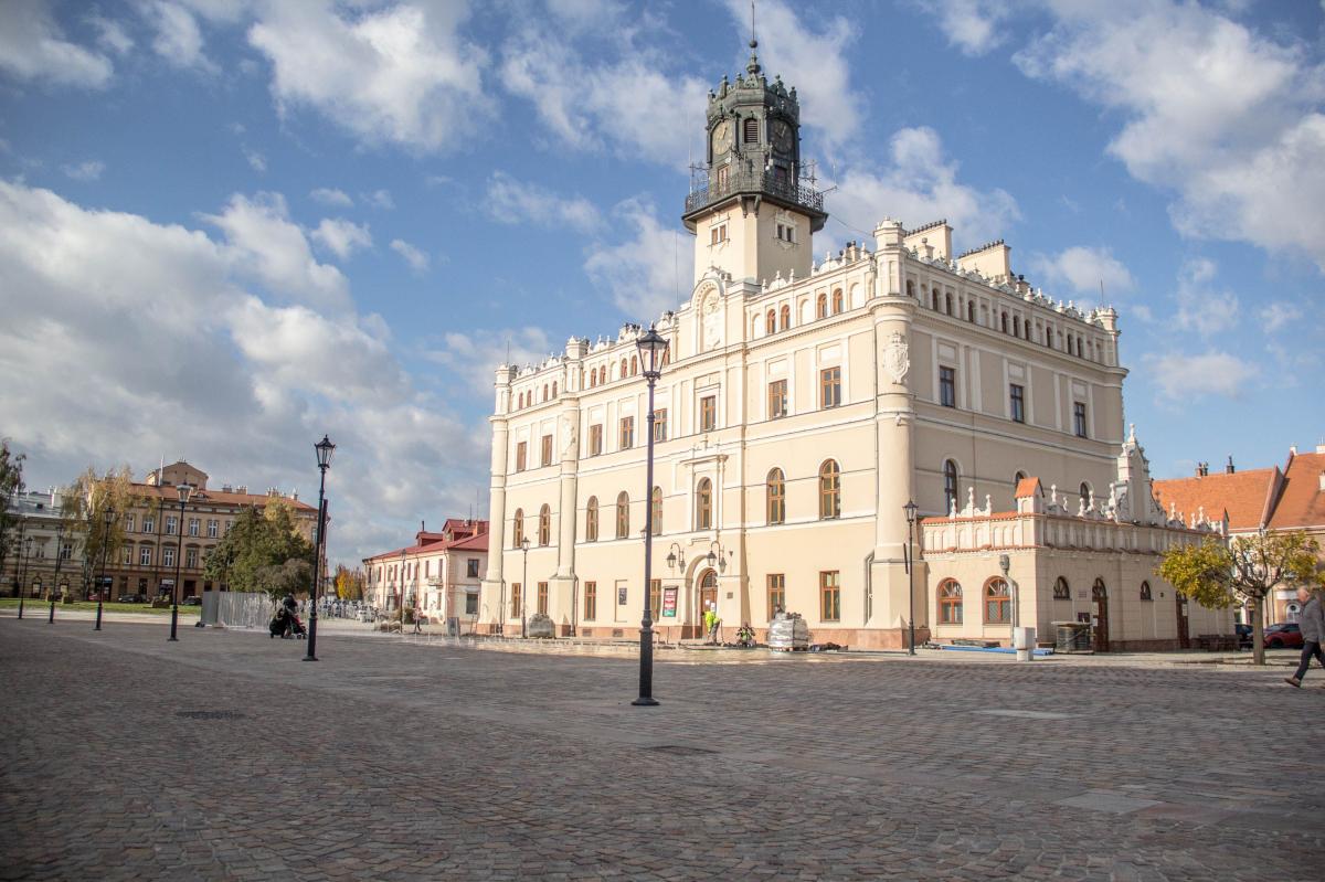 Zapuszczony, ale zielony Rynek czy odremontowana betonoza? Oto jest pytanie. <br/>fot.Bartłomiej Pacek
