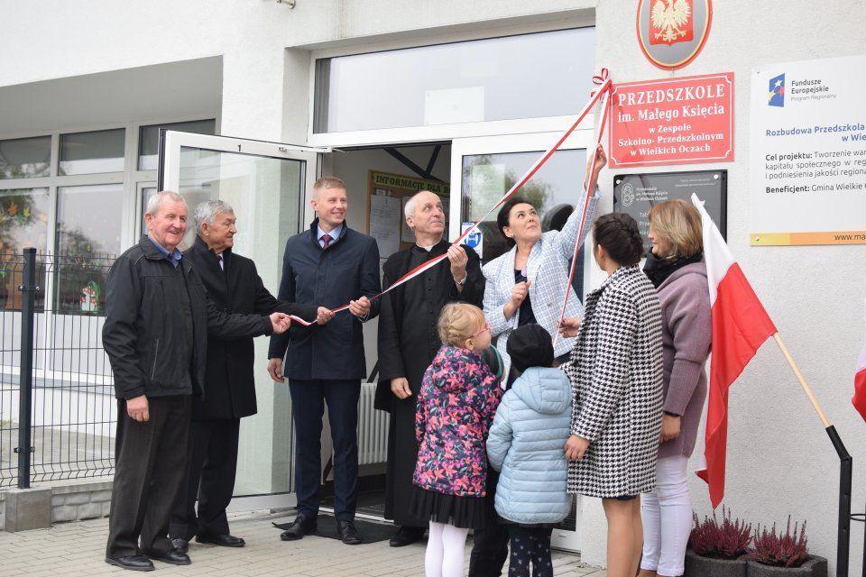 Odsłonięto uroczyście tablicę urzędową na Przedszkolu Małego Księcia w Wielkich Oczach, która jest formalnym potwierdzeniem tego, że patronuje mu postać wyjątkowa.

<br/>fot.UG Wielkie Oczy